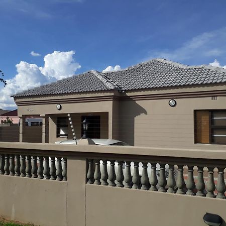 Eros Guest Inn Francistown Exterior foto