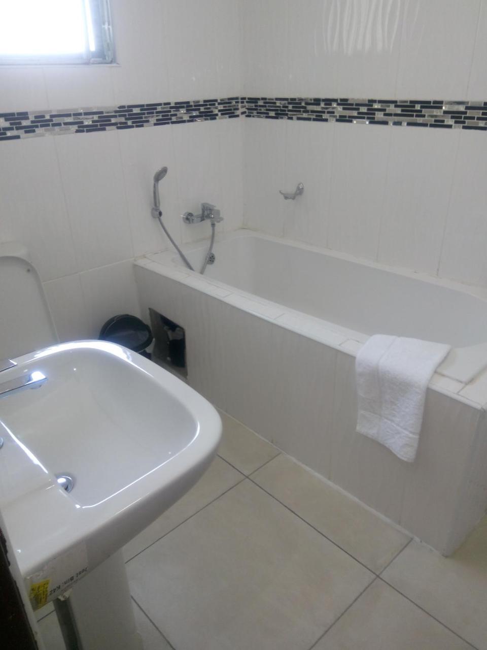 Eros Guest Inn Francistown Exterior foto