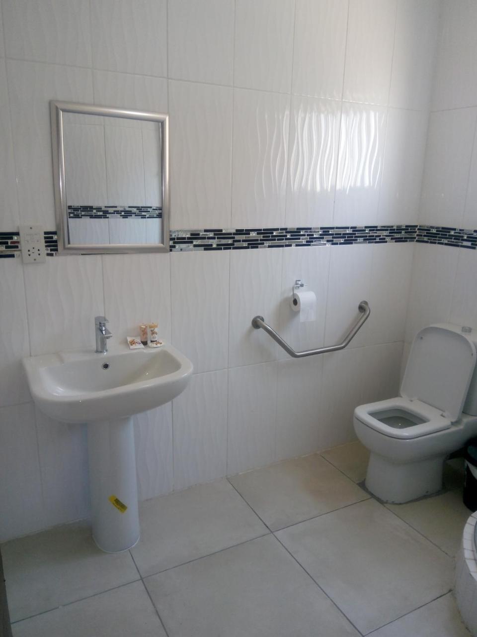 Eros Guest Inn Francistown Exterior foto
