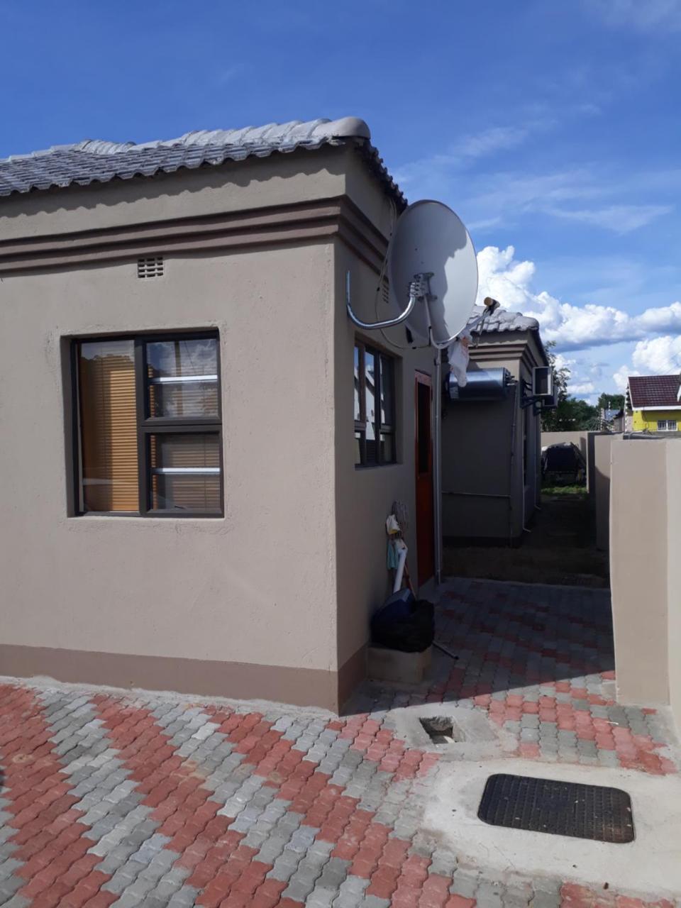 Eros Guest Inn Francistown Exterior foto