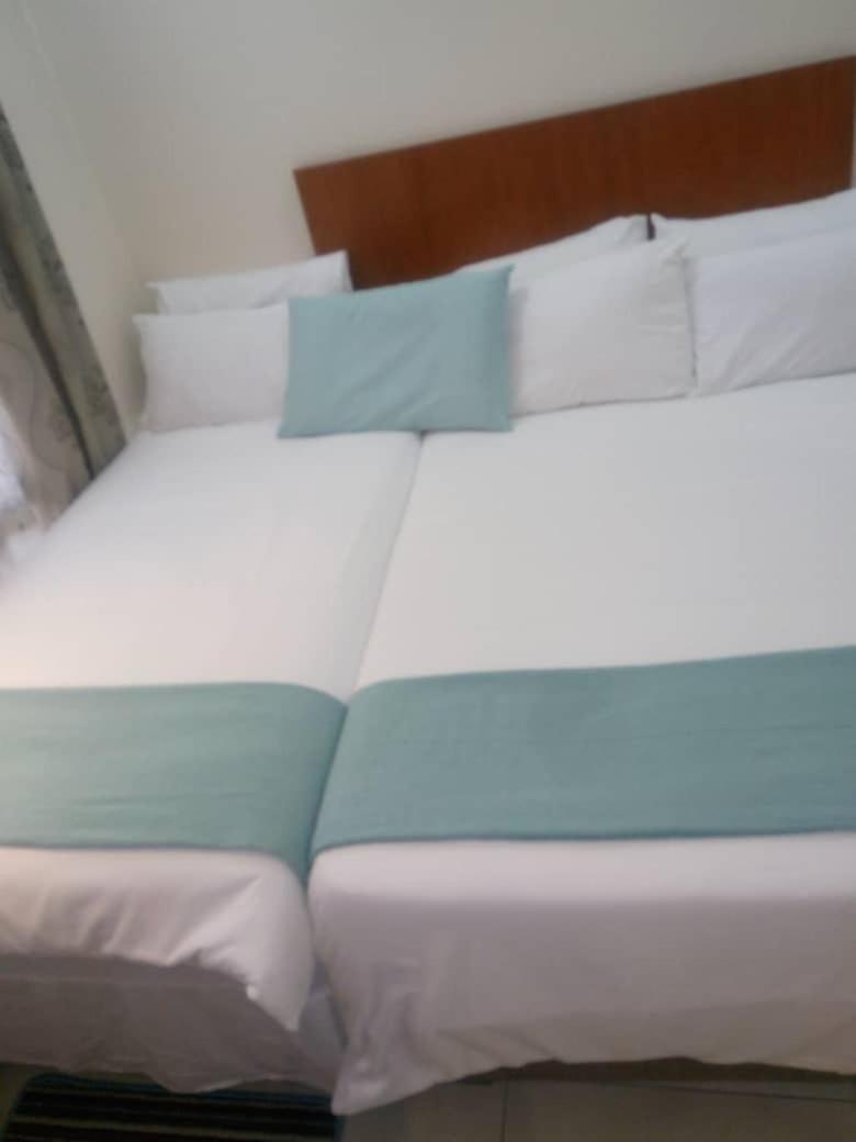 Eros Guest Inn Francistown Exterior foto